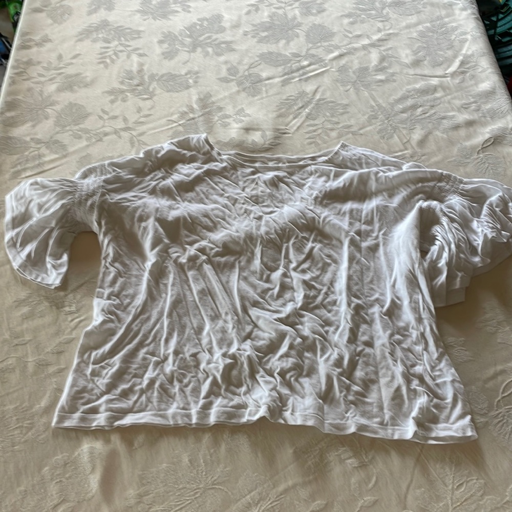 Simple M top